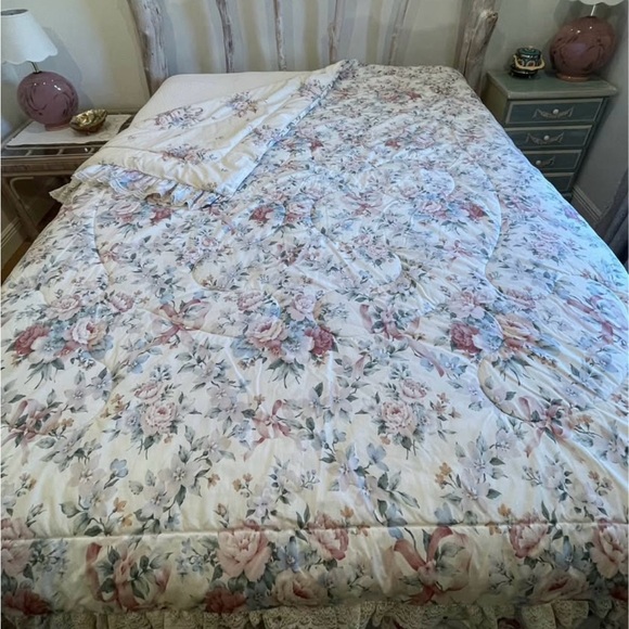 Vintage Floral Ruffled Bedding Set with Two Shams - Picture 4 of 9